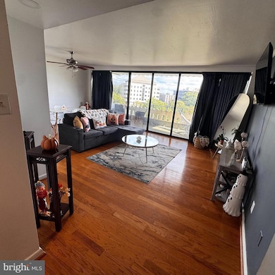 The Olympus unit 711, Alexandria, VA 22304 - photo 4