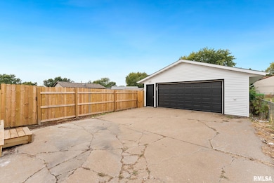 2822 High Point Dr, Davenport, IA 52806 - photo 3