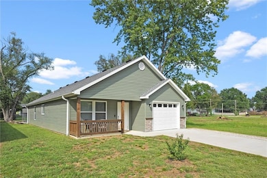 124 E Pacific Ave, Osawatomie, KS 66064 - photo 2