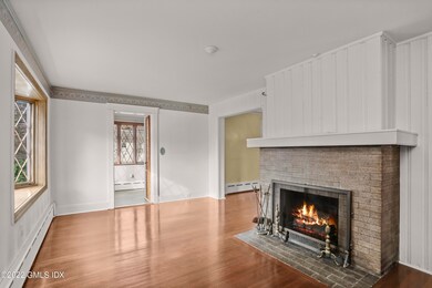 003 LR - 10 Pleasant St Cos Cob CT