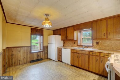 9448 E Springfield Rd, Seven Valleys, PA 17360 - photo 5