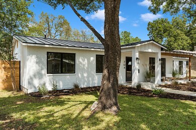 704 N Edison St, Fredericksburg, TX 78624 - photo 6