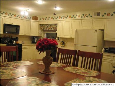 260 Merrymount St, Staten Island, NY 10314 - photo 4