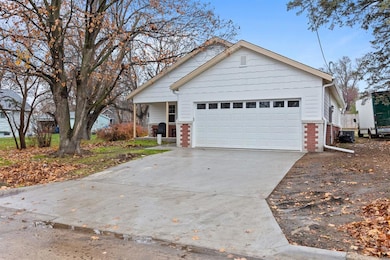 2505 E 40th St, Des Moines, IA 50317 - photo 2