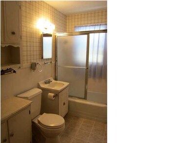 Hall bath, tub/shower combo