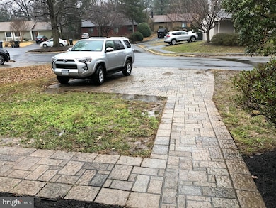 11303 Gatesborough Ln, Reston, VA 20191 - photo 3