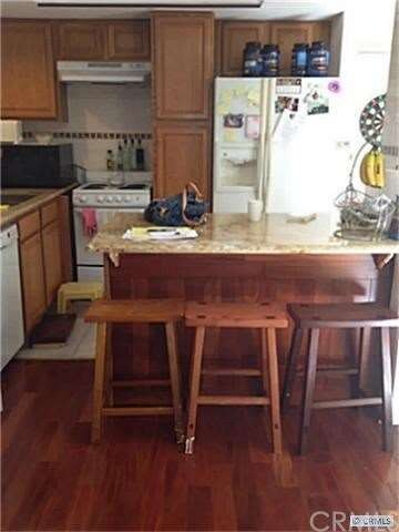 Open kitchen w/granite bar and tile