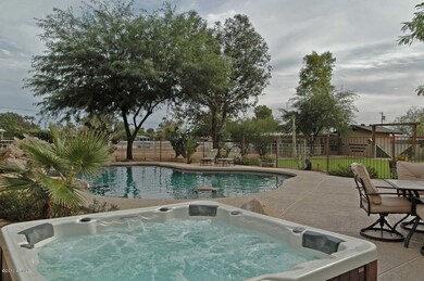 Huge spa w/ large pebblesheen dive pool!