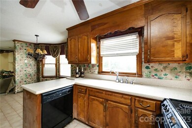 KITCHEN & DINING AREA