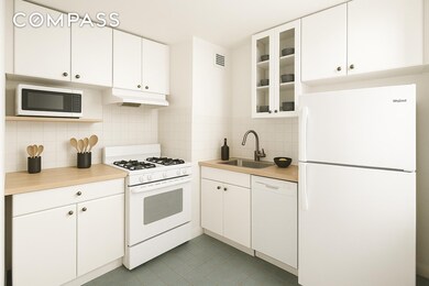 15 Charles Street at Waverly Place unit 2H, New York, NY 10014 - photo 5