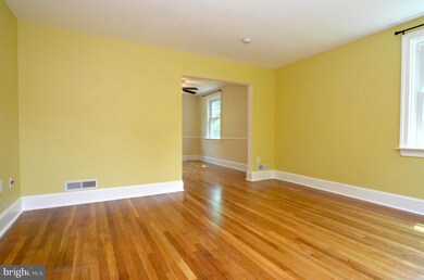 8649 Oak Rd, Parkville, MD 21234 - photo 4