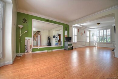 Great possibilities in this flex/living room - own