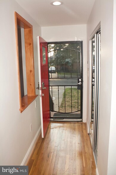 925 Division Ave NE, Washington, DC 20019 - photo 5