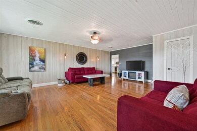 302 W Stone St, Brenham, TX 77833 - photo 6