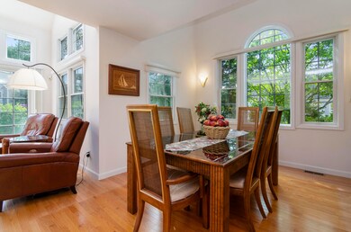 006-photo-dining-room-7147975