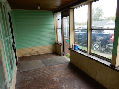 594 E Main St, Newport, VT 05855 - photo 4