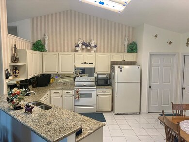 Kitchen w/ Eat-In Area