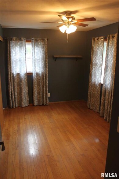 8 W 42nd Street Ct, Davenport, IA 52806 - photo 2