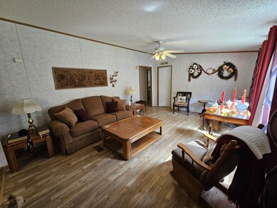 Living Room 17'x12'