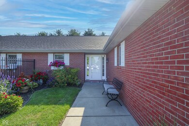 7005 S Stratton Ct, Columbus, IN 47203 - photo 4