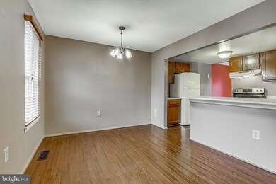 9623 Lindenbrook St, Fairfax, VA 22031 - photo 4