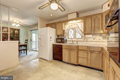 7833 Belgaro Rd, Laurel, MD 20723 - photo 6