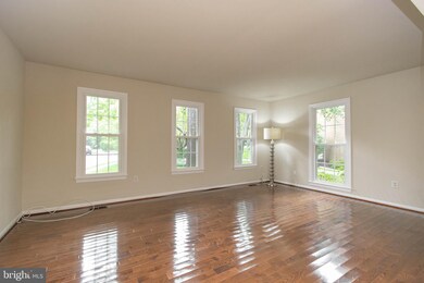 11516 Pine Cone Ct, Reston, VA 20191 - photo 7