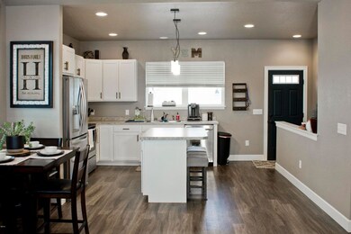 07_Barbed_Wire_Drive_Dining_Room