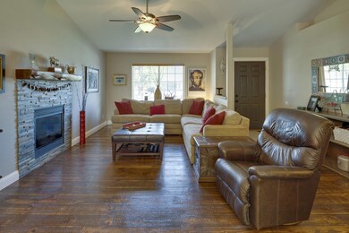 4-web-or-mls-2022 NW Oak Ave-4