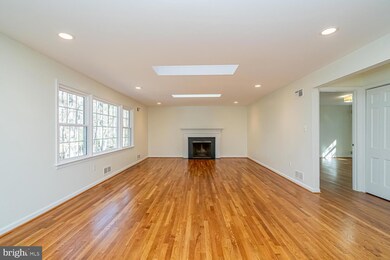 12126 Stirrup Rd, Reston, VA 20191 - photo 3