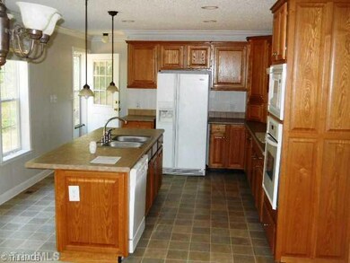 7449 Meadowbranch Rd, Seagrove, NC 27341 - photo 3