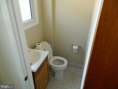 223 Evergreen Ave, Folsom, PA 19033 - photo 7