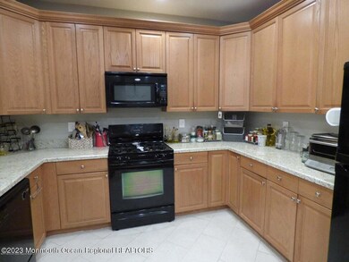 214 Mill Pond Way unit 28, Eatontown, NJ 07724 - photo 3