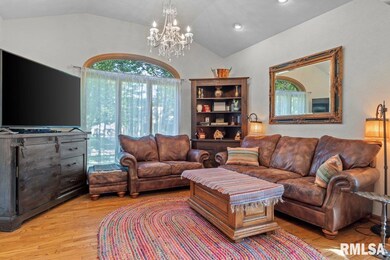 515 College Ave, Lincoln, IL 62656 - photo 4