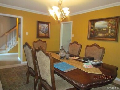 Formal dining room - room for those dinner parties