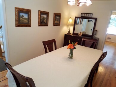03 - Dining Room - View 01
