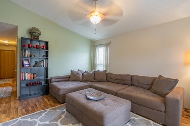 1377 Fahy Dr, Columbus, OH 43223 - photo 4