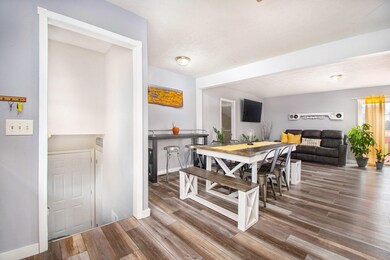 29100 Downey St eat in kitchen