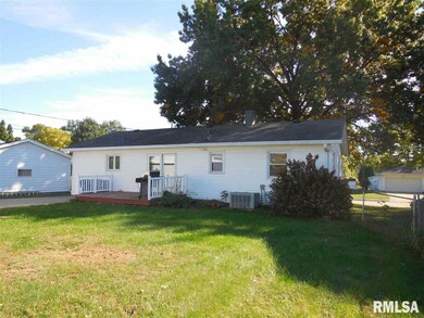 2110 W 38th Place, Davenport, IA 52806 - photo 3