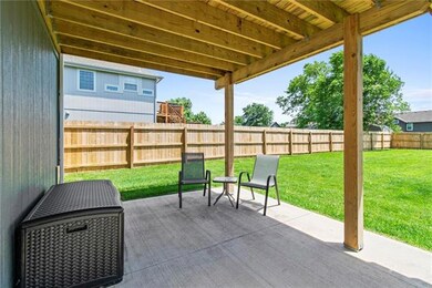 811 S Sunset Ln, Raymore, MO 64083 - photo 6