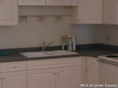 505 Parr Cir, Newburgh, NY 12550 - photo 3