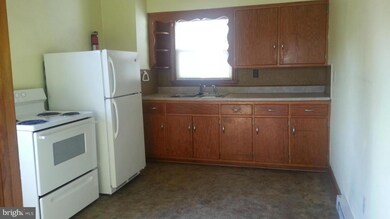 50 Independence St unit B, Berkeley Springs, WV 25411 - photo 2