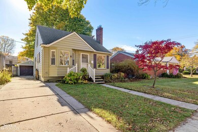 2073 Hampton Rd, Grosse Pointe Woods, MI 48236 - photo 2