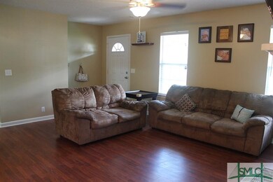 Great family room with Laminate flooring