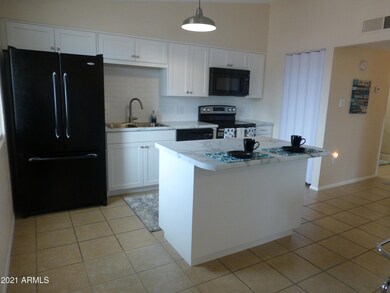 Kitchen w/breakfast bar
