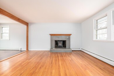 77 Middle Rd Cumberland ME-large-004-001
