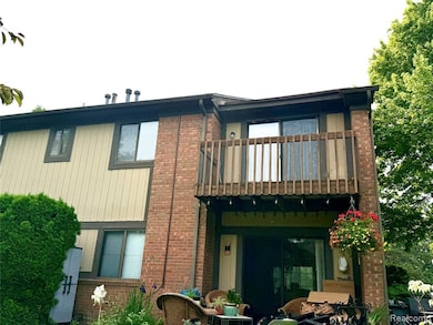 Nice Upper Deck Facing SOUTH for Bright Sunny Days!