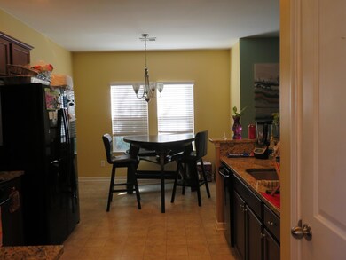 Kitchen w Eat-In area