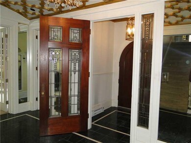 Entry/Foyer.