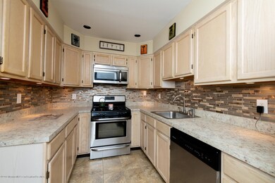 51 S Pointe Cir, Tinton Falls, NJ 07753 - photo 4